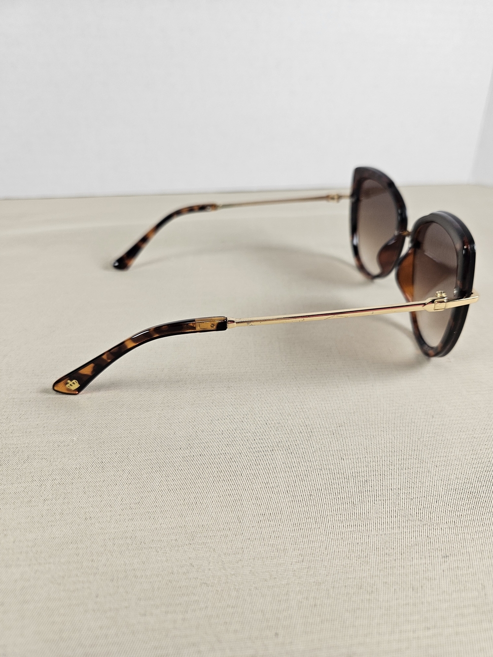 Y2K Juicy Couture Tortoiseshell Cat-Eye Sunglasses with Gold Accents - Picture 2 of 9